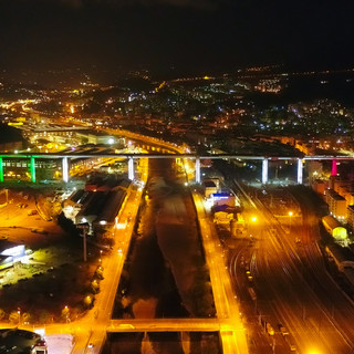 Il nuovo ponte sul Polcevera si veste con un tricolore di luce (VIDEO)