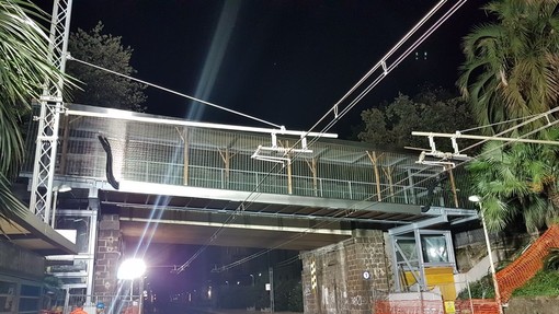 Pegli: demolizione passerella pedonale, sospesa circolazione ferroviaria