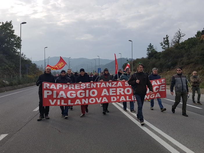 Piaggio Aerospace: lavoratori bloccano rotonda di Cornigliano Piaggio Aerospace: lavoratori bloccano rotonda di Cornigliano