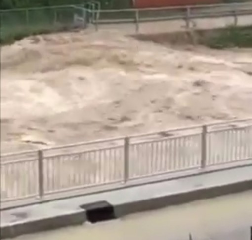 Maltempo a Genova: escono dagli argini rio Verde e rio Vaccarezza (VIDEO) Maltempo a Genova: escono dagli argini rio Verde e rio Vaccarezza (VIDEO)