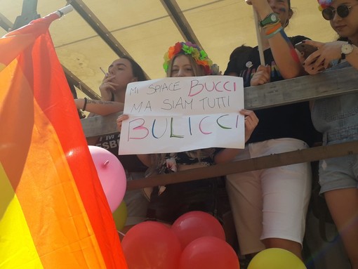 Il corteo del Liguria Pride con le famiglie Arcobaleno e nel ricordo di Don Gallo