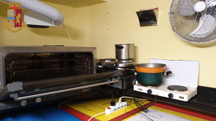 Operazione del Commissariato di Prè: chiuso un bar alimentari di piazza Del Campo Operazione del Commissariato di Prè: chiuso un bar alimentari di piazza Del Campo