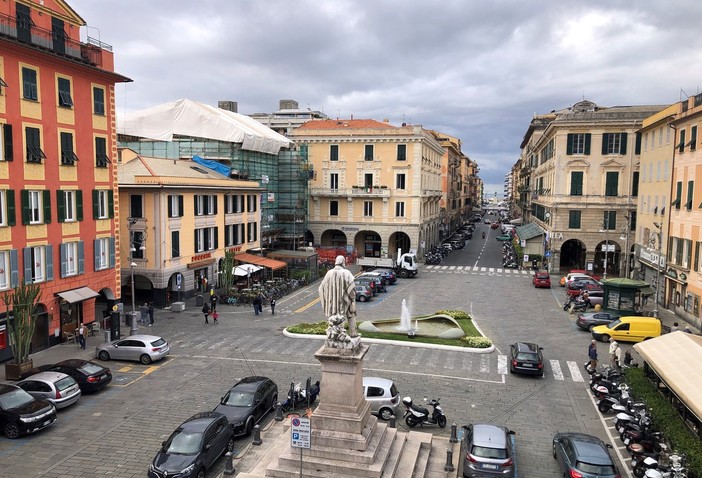 Chiavari, restauro lampioni storici e nuova illuminazione a led in piazza Matteotti