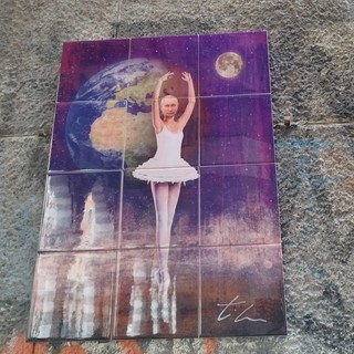 In via XX spunta un “Putin ballerino”, l’ultima opera dell'artista mascherato Tiler