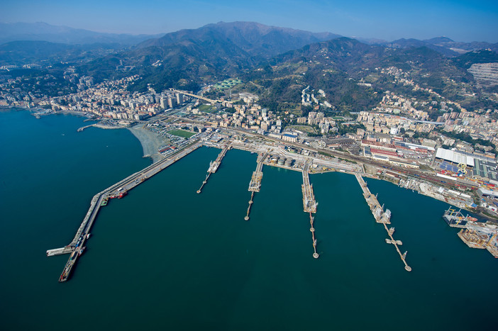 Multedo, l'idea del consigliere De Benedictis: "Trasferire parte del terminal traghetti al porto petroli"