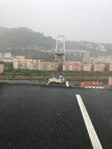 Crollo Ponte Morandi: il camion a pochi metri dal baratro