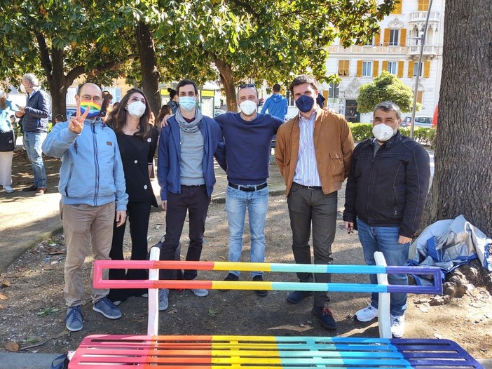 Piazza Palermo, inaugurata la Panchina Arcobaleno
