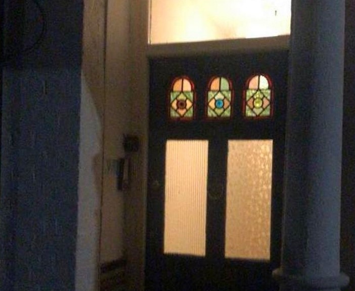 Il portone dell'ostello londinese Il portone dell'ostello londinese