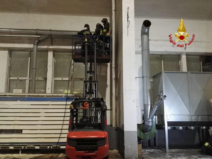 Incendio nel porto di Genova: i pompieri usano la termocamera