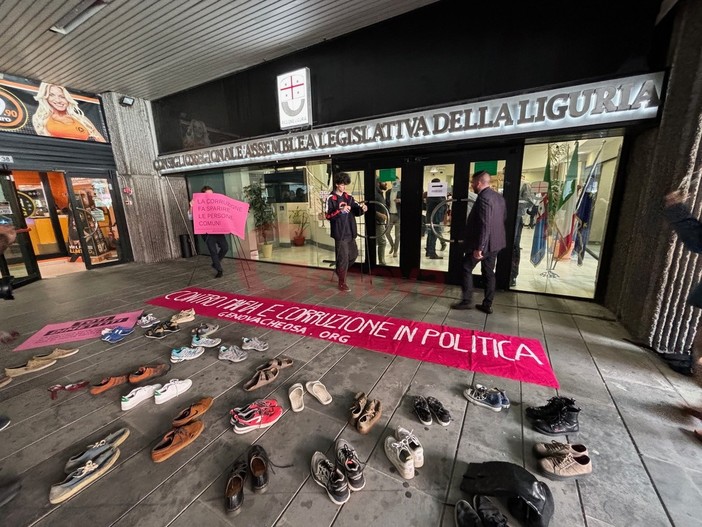 Fuori dal consiglio regionale settantaquattro paia di scarpe e una scritta: “La corruzione fa sparire le persone comuni”