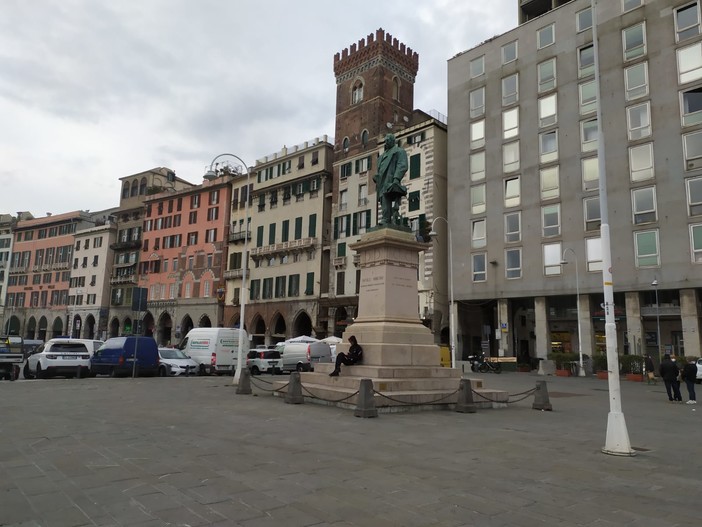 Caricamento: 300 euro di multa per aver pranzato seduto sugli scalini della statua dedicata a Rubattino