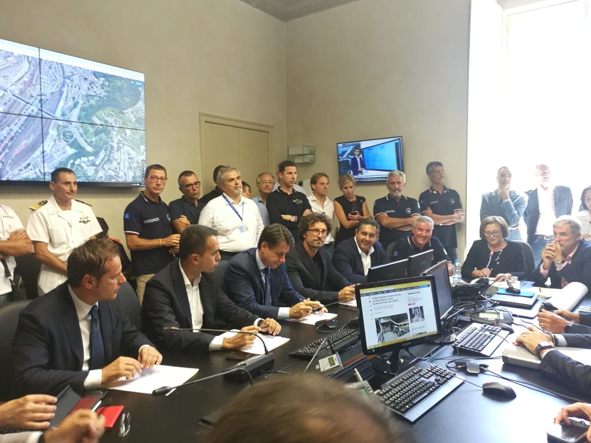 Crollo a Genova: "L'emergenza finisce quando il ponte sarà ricostruito" Crollo a Genova: "L'emergenza finisce quando il ponte sarà ricostruito"