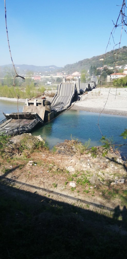 Crolla il ponte di Albiano, che collega Liguria e Toscana (foto e video) Crolla il ponte di Albiano, che collega Liguria e Toscana (foto e video)
