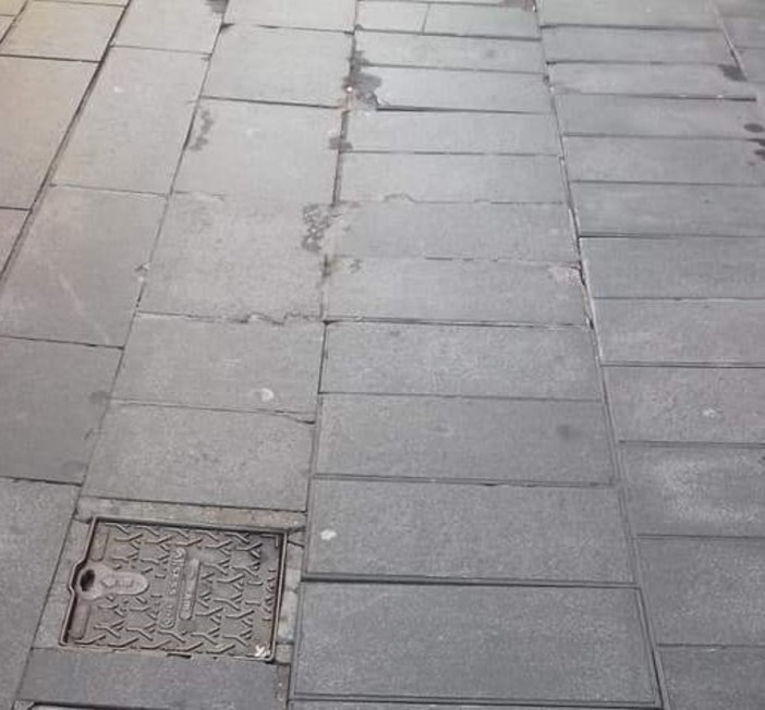 Via Sestri, monta il problema (non di poco conto) della pavimentazione sconnessa Via Sestri, monta il problema (non di poco conto) della pavimentazione sconnessa