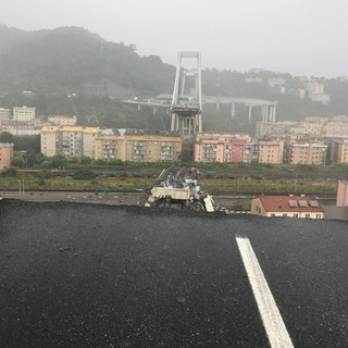 Crollo Ponte Morandi: il camion a pochi metri dal baratro