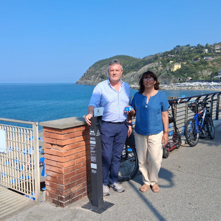 Nella foto, l’assessore Lizza e la presidente della “Levante multiservizi srl”, Paola Ferrari, al momento dell’installazione dei primi contenitori