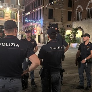 I controlli della polizia nel centro storico di Genova portano alla denuncia di un 30enne per rapina