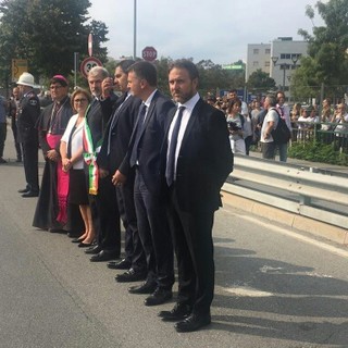 Commemorazione delle vittime: le lacrime dei parenti vicino al ponte