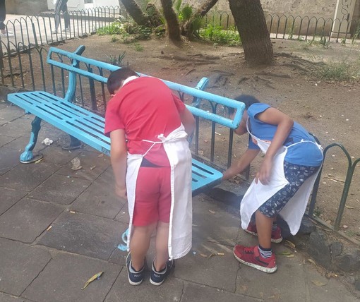 Sestri Ponente, inaugurata la panchina azzurra per i diritti dei bambini