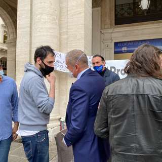 #ProtestaLigure di nuovo in piazza De Ferrari tra tavolini e ombrelli, tra loro anche il sottosegretario al ministero della Salute Andrea Costa (VIDEO)