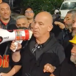 Ex Ilva, arriva il documento: "Cornigliano non chiude". Garantiti 35mila tonnellate di coils al mese, termina la protesta Ex Ilva, arriva il documento: "Cornigliano non chiude". Garantiti 35mila tonnellate di coils al mese, termina la protesta