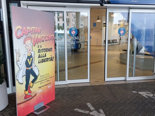 L'ingresso dell'hub vaccinale per la fascia 5-11 anni del Palacrociere di Savona L'ingresso dell'hub vaccinale per la fascia 5-11 anni del Palacrociere di Savona