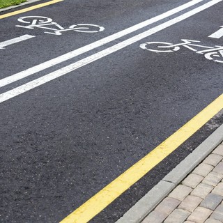 Piste ciclabili, Maranini interpella il Comune sulle questioni legali e amministrative in caso di incidente tra auto, pedoni e ciclisti