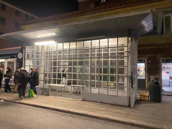 Sestri Ponente, torna a nuova vita la storica pensilina della fermata del bus in via Ciro Menotti