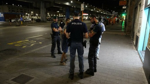 Castelletto, sorpresi in villetta dalla proprietaria: fuggono, ma i video sul cellulare li inchiodano. Due arresti Castelletto, sorpresi in villetta dalla proprietaria: fuggono, ma i video sul cellulare li inchiodano. Due arresti