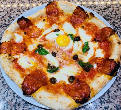 Per sdrammatizzare: a Genova si sforna anche la pizza "Coronavirus" Per sdrammatizzare: a Genova si sforna anche la pizza "Coronavirus"