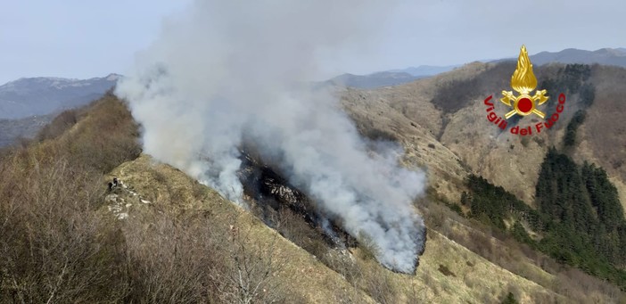 Incendio nella zona del Passo Scoffera, Vigili del fuoco al lavoro Incendio nella zona del Passo Scoffera, Vigili del fuoco al lavoro