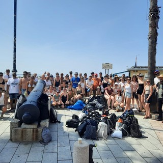 Pegli, anche un gruppo di ricercatori svizzeri impegnati a pulire la spiaggia