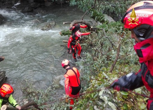 Maltempo, Arenzano: pompieri al lavoro sul rio Cantarena