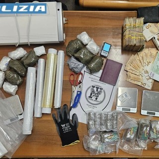 Maxi blitz antidroga della polizia tra Pegli e Marassi: sequestrati oltre 2 chili di cocaina, hashish e 45mila euro
