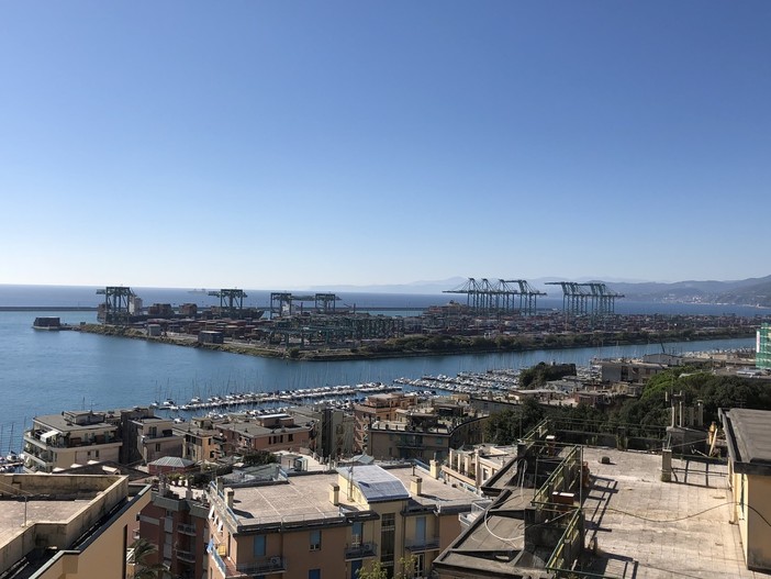 Pra': sequestrate 8 tonnellate di guanti nel porto