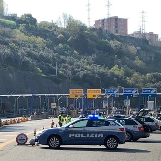Autostrade, incidente al bivio tra A26 e A7, auto si scontra contro due camion, morto 72enne