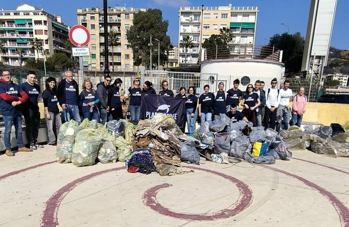 La pulizia dell'altra mattina a Pegli tra Molo Archetti e i Giardini Catellani