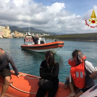 Imbarcazione incagliata a Pegli, capitaneria e vigili del fuoco soccorrono tre persone