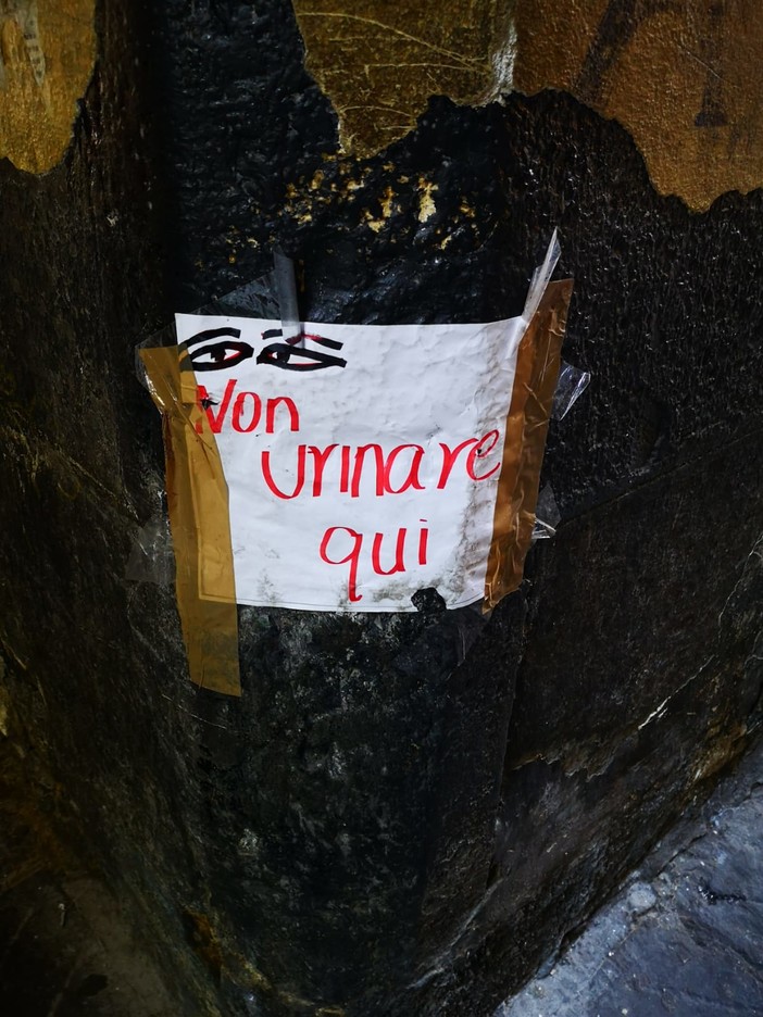 Centro storico: compare cartello "Non urinare qui". Così gli abitanti contrastano i "vespasiani" a cielo aperto