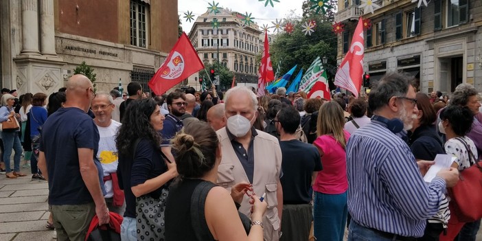 Scuola, insegnanti e studenti in piazza: "Chiediamo sicurezza e rispetto del lavoro" (Foto e Video)