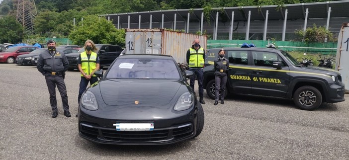 Contrabbando di auto, Agenzia delle Dogane e Finanza sequestrano Porsche Panamera (FOTO) Contrabbando di auto, Agenzia delle Dogane e Finanza sequestrano Porsche Panamera (FOTO)