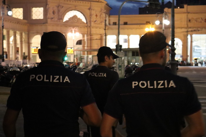 Maddalena, Prè e Darsena: maxi blitz della Polizia di Stato. Identificate 90 persone e sequestri di droga Maddalena, Prè e Darsena: maxi blitz della Polizia di Stato. Identificate 90 persone e sequestri di droga