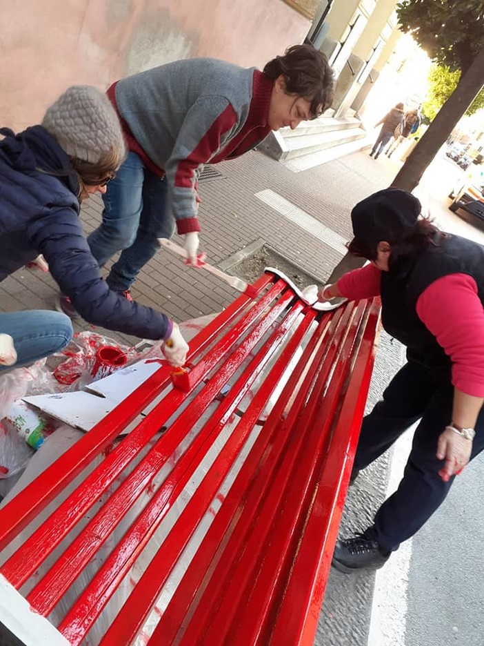 Pegli, domani s’inaugura la panchina rossa, per riflettere sulle violenze di genere Pegli, domani s’inaugura la panchina rossa, per riflettere sulle violenze di genere