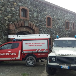 Masone: i vigili del fuoco installano un nuovo ponte radio per la Valle Stura