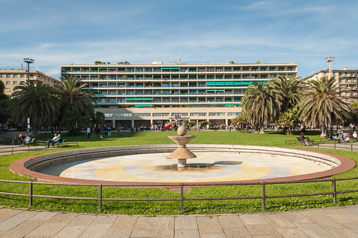 La fontana di piazza Rossetti si tinge di rosa per celebrare la giornata internazionale delle bambine e delle ragazze
