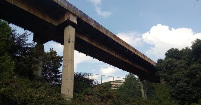 Il 'Ponte Blu' di via Martiri del Turchino a Ca' Nuova Il 'Ponte Blu' di via Martiri del Turchino a Ca' Nuova