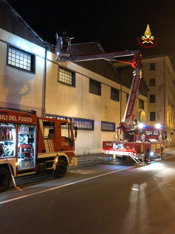 Voltri: tromba d'aria scoperchia tetto, intervengono i pompieri