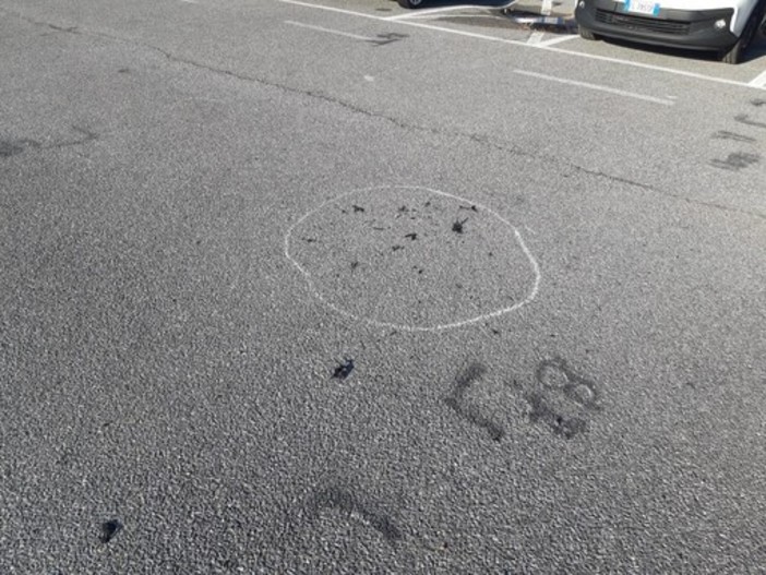 Ragazza si dà fuoco: il padre si tolse la vita incendiandosi nello stesso piazzale