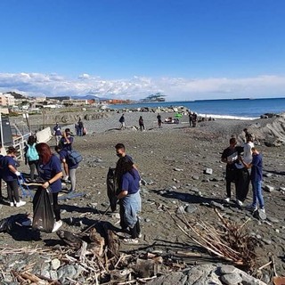 Voltri, volontari in azione per ripulire la spiaggia