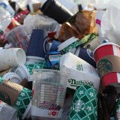 Eventi pubblici a Genova 'plastic-free': arrivano i divieti e il piano per le stoviglie riutilizzabili